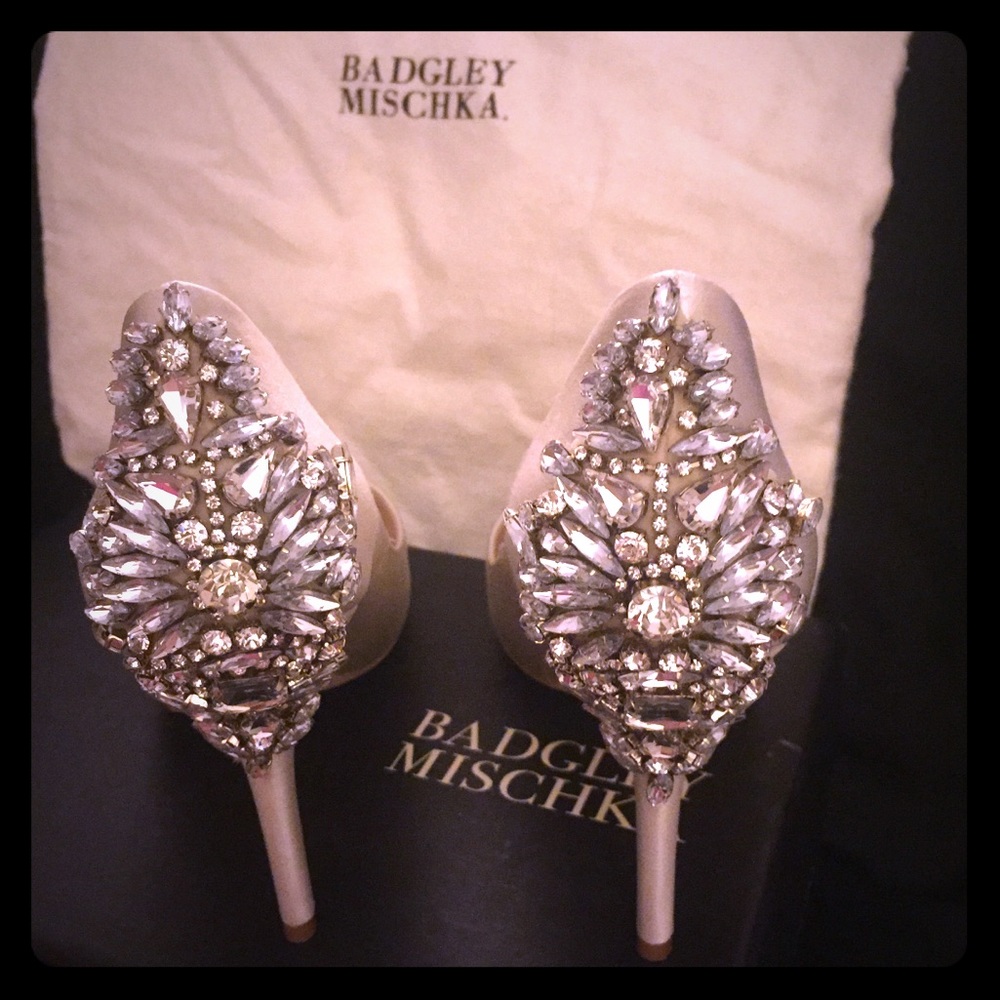 Badgley Mischka Rhinestone Ivory Hard 2 find PUMPS
